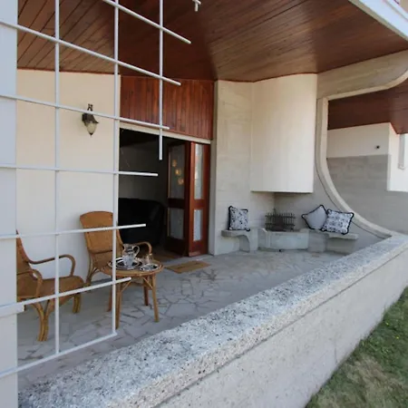 With Garden And Cosy Attic *